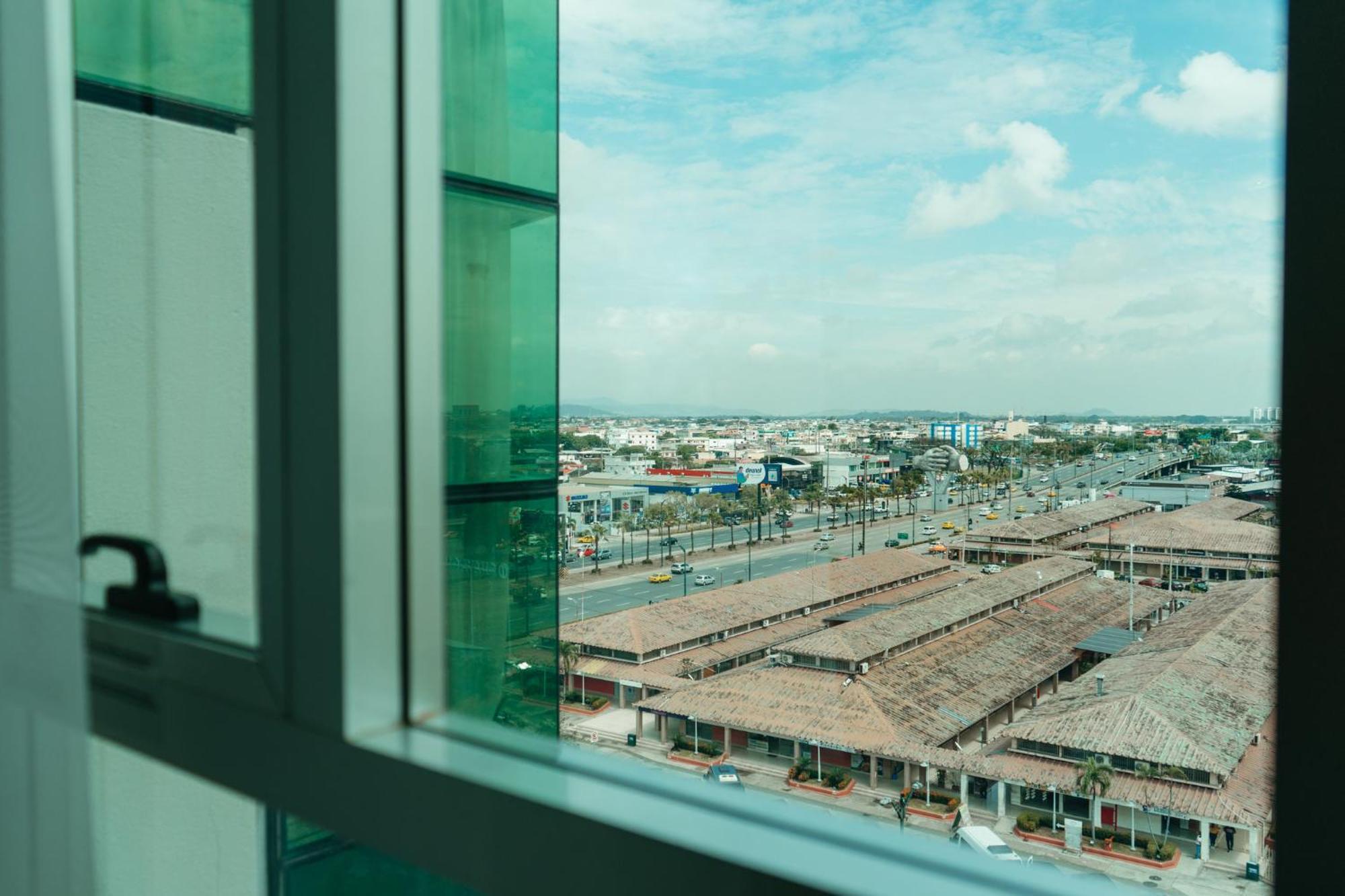 Holiday Inn Guayaquil Airport By Ihg Exterior photo View of the airport from the hotel