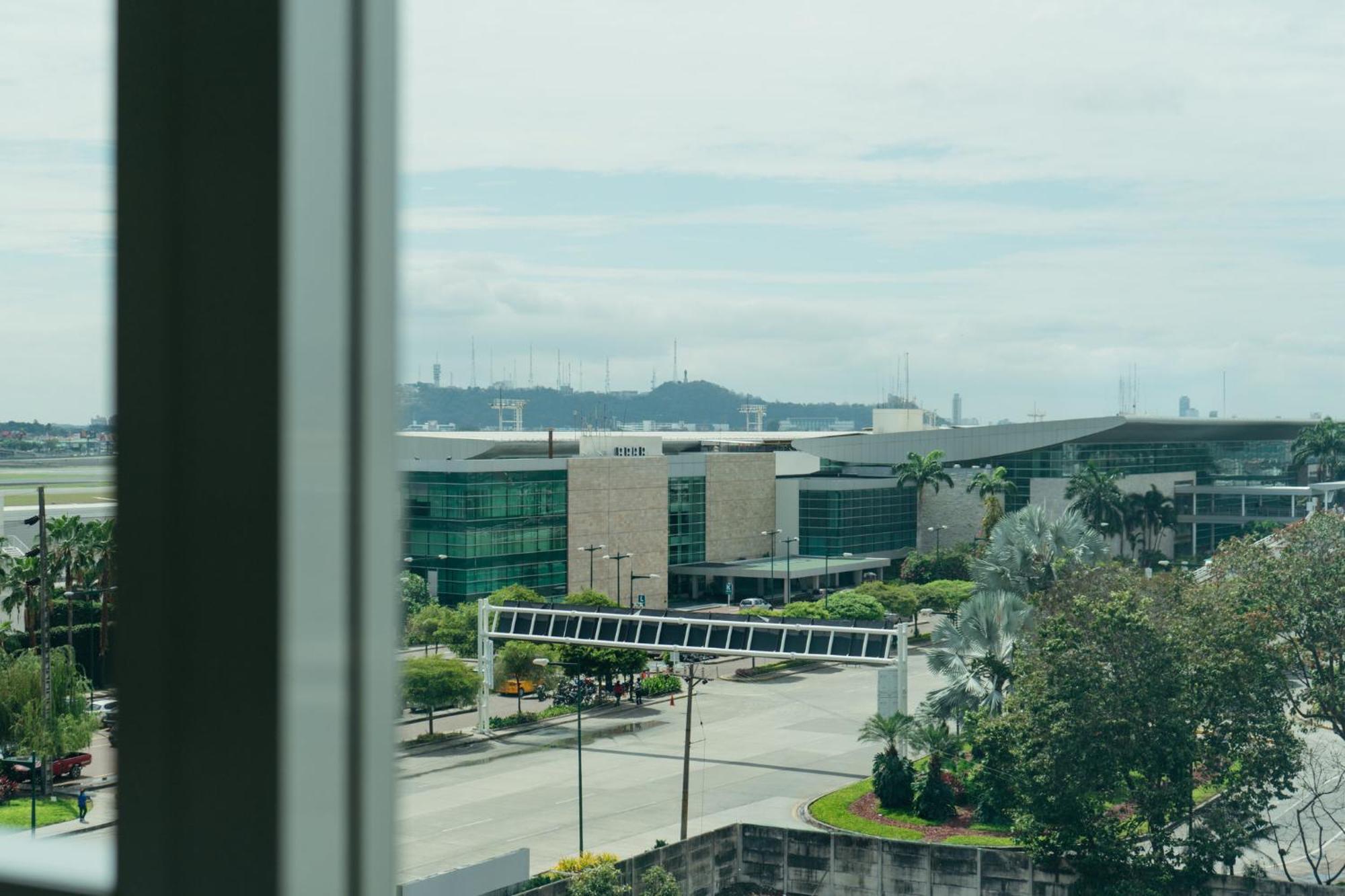 Holiday Inn Guayaquil Airport By Ihg Exterior photo View of the airport from the nearby hotel