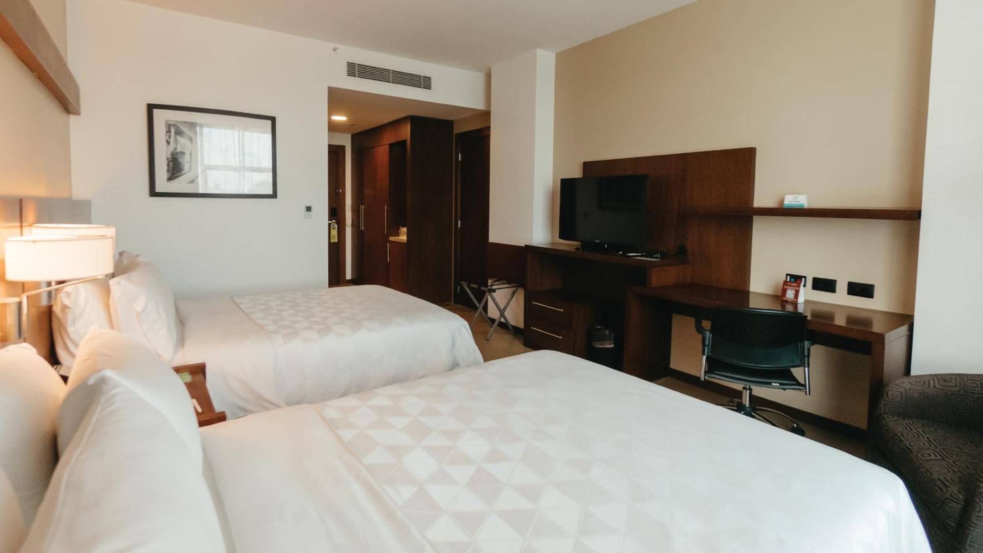 Holiday Inn Guayaquil Airport By Ihg Exterior photo A room at the Hilton London Heathrow
