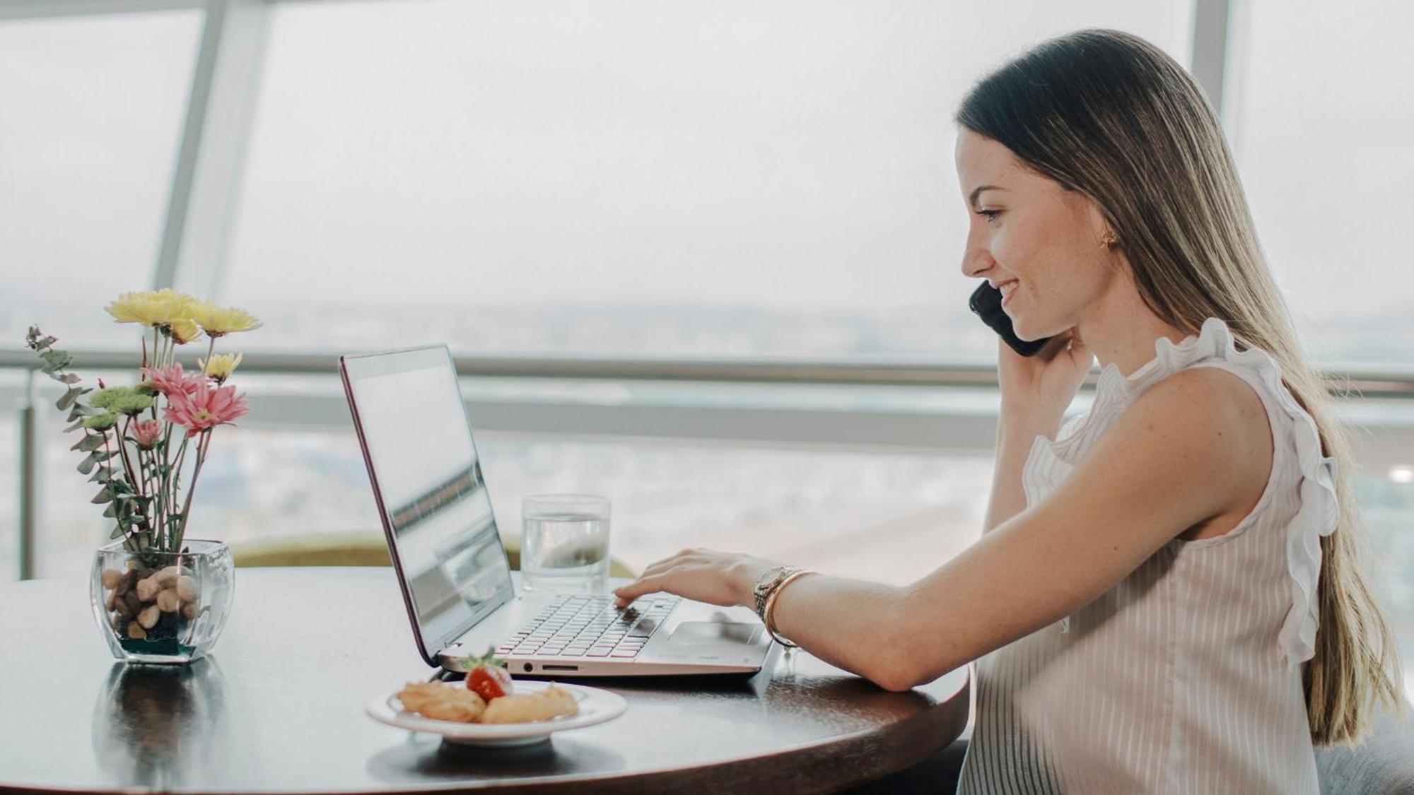 Holiday Inn Guayaquil Airport By Ihg Exterior photo A woman working from home