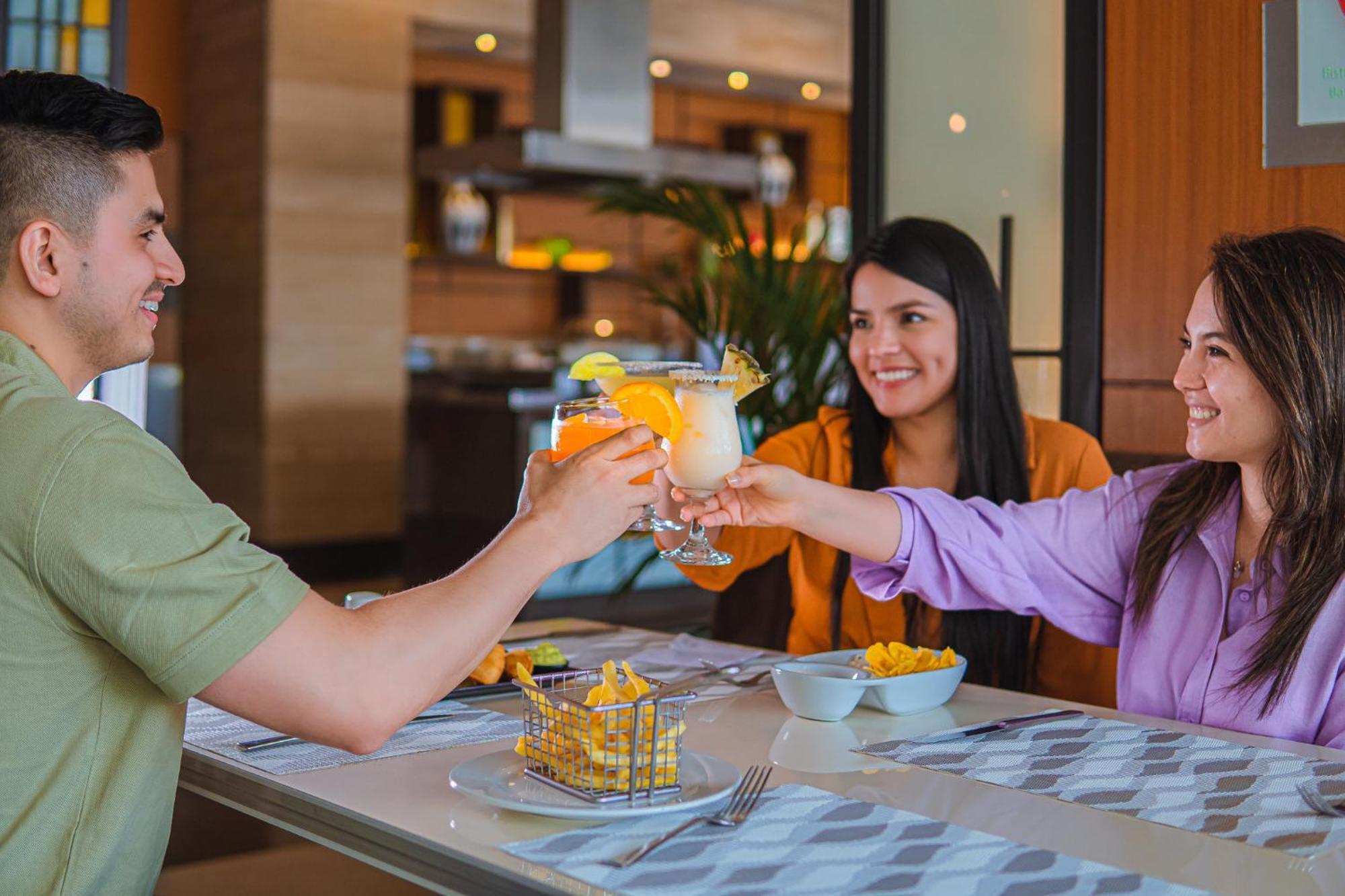 Holiday Inn Guayaquil Airport By Ihg Exterior photo A group of friends toasting with a margarita