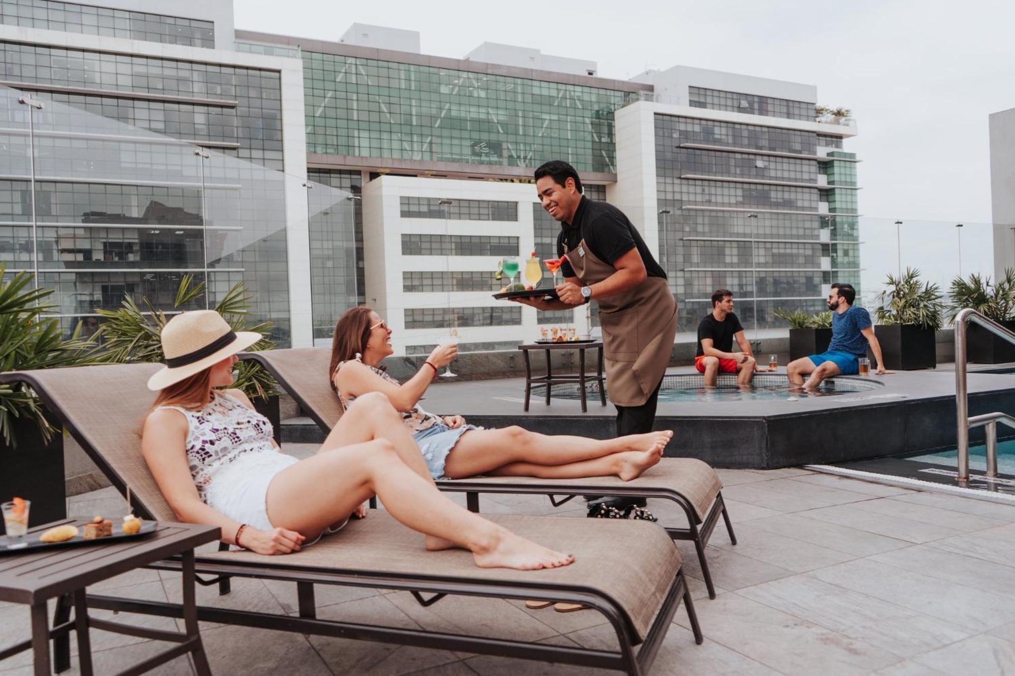 Holiday Inn Guayaquil Airport By Ihg Exterior photo Rooftop pool at the hotel