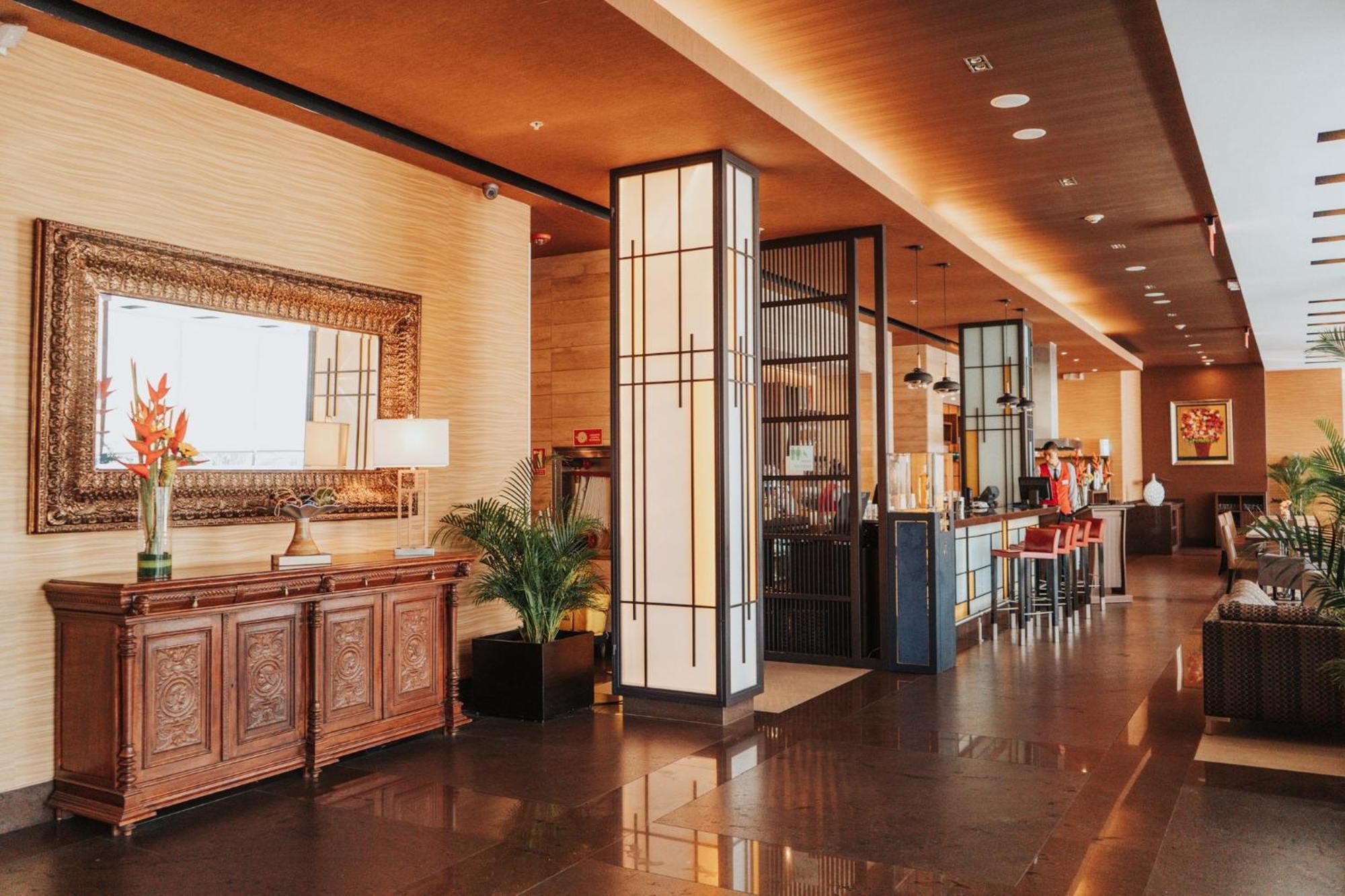 Holiday Inn Guayaquil Airport By Ihg Exterior photo The interior of the lounge