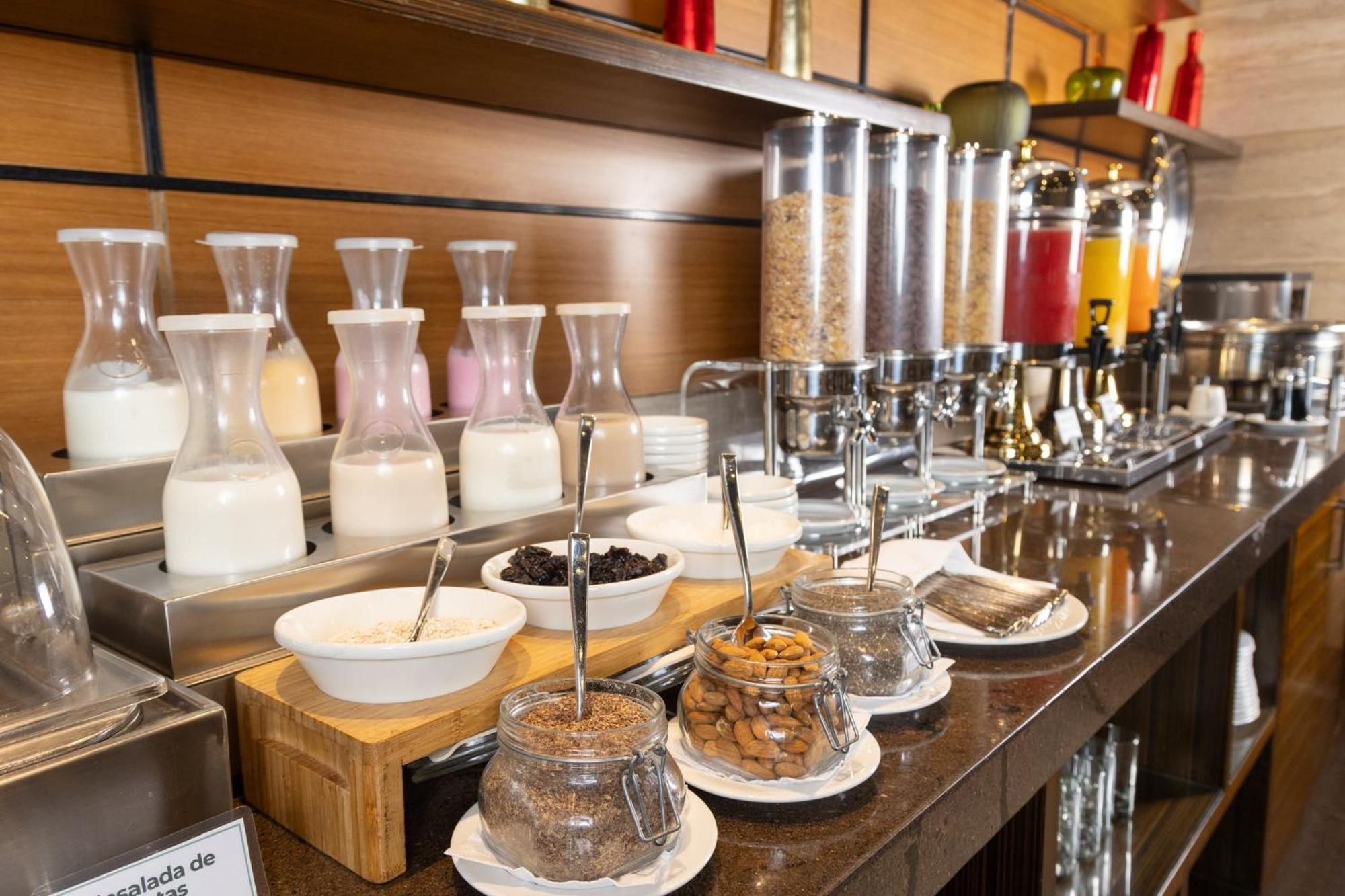 Holiday Inn Guayaquil Airport By Ihg Exterior photo A breakfast buffet