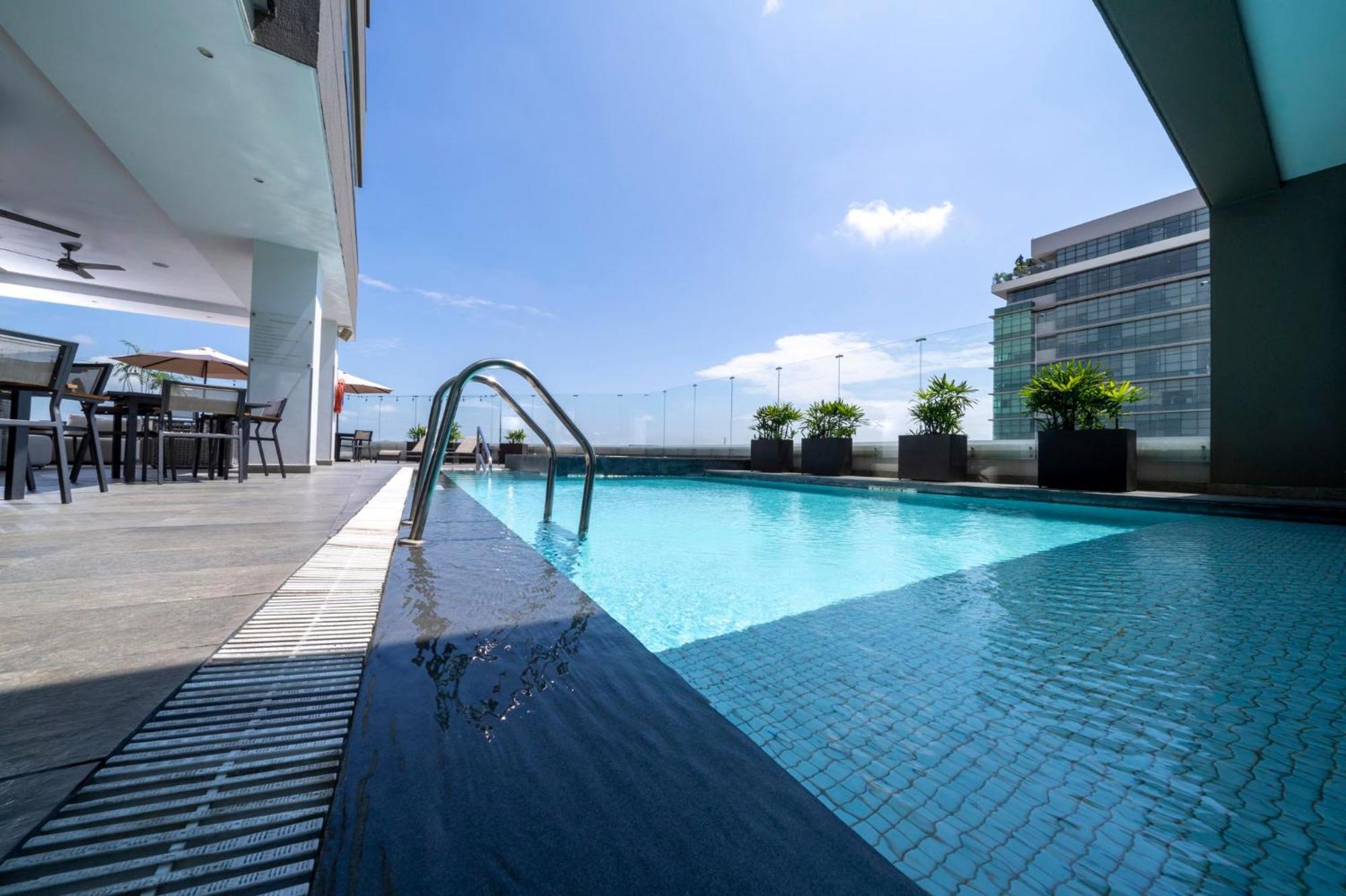 Holiday Inn Guayaquil Airport By Ihg Exterior photo The swimming pool at the 33rd floor of the hotel